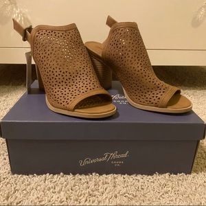 Universal Thread Tan Heels
